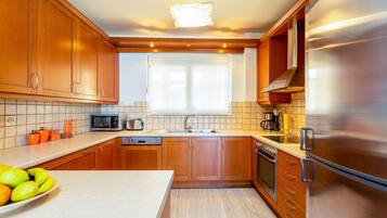 Penthouse maisonette 3 bedrooms | Dapur pribadi | Lemari es, kompor, mesin pembuat kopi/teh, dan ketel listrik