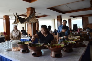 Sarapan masakan setempat setiap hari dengan biaya tambahan