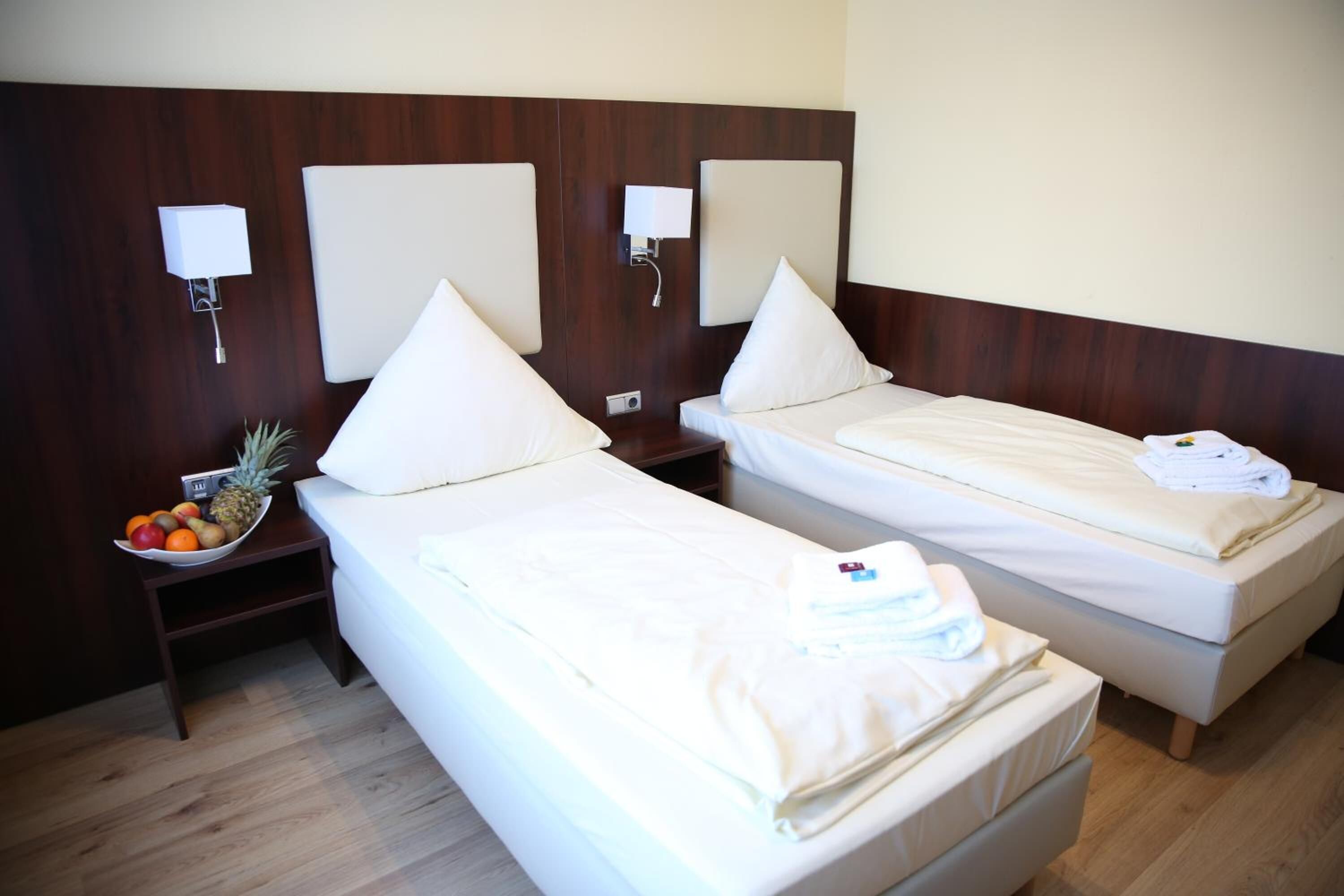 Hochwertige Bettwaren, Minibar, Schreibtisch, Verdunkelungsvorhänge