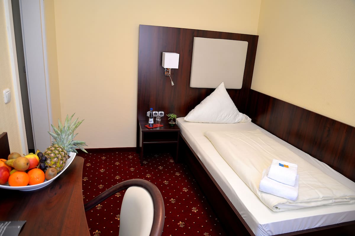 Single Room | Peralatan tempat tidur premium, bar mini, meja