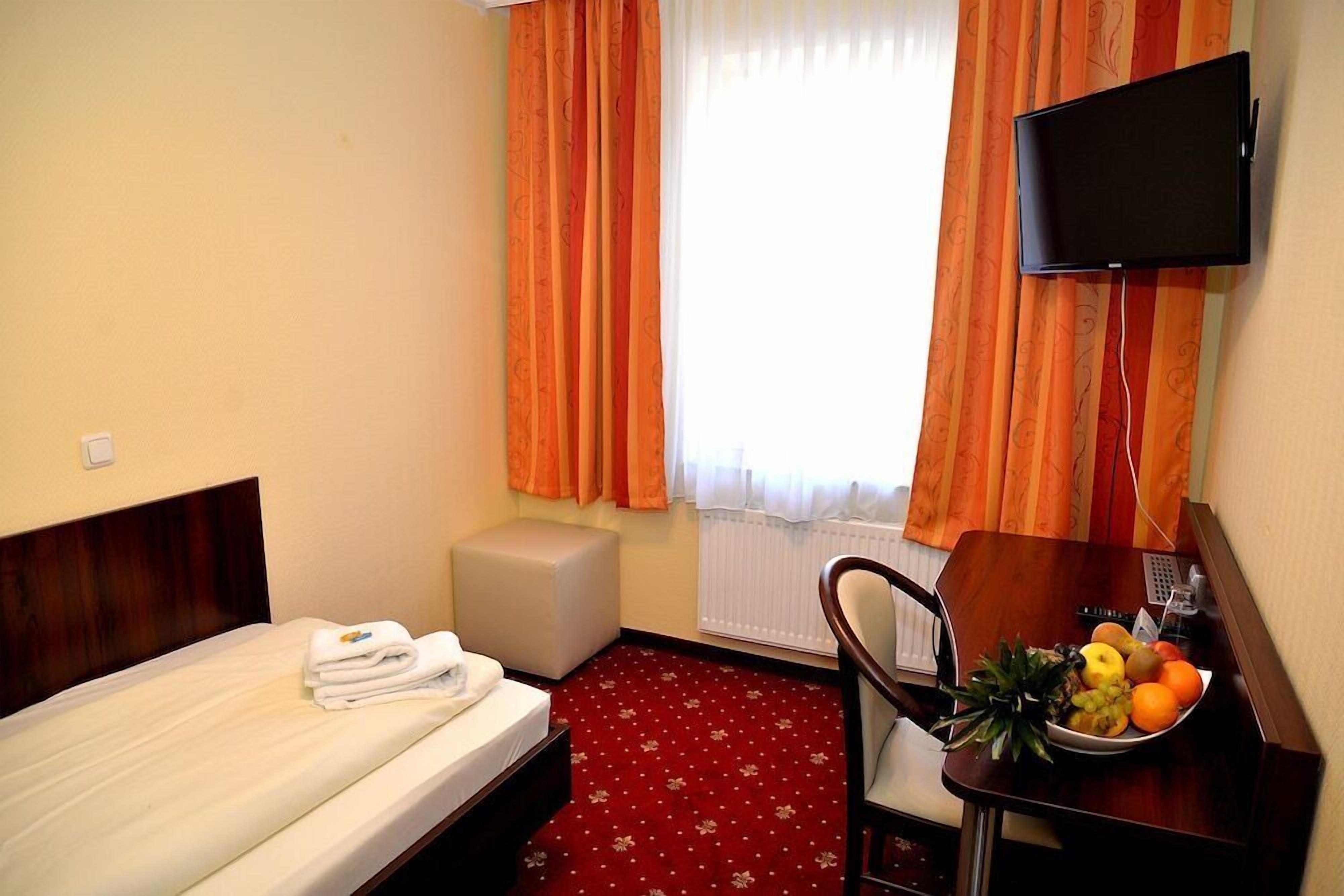 Premium bedding, minibar, desk, blackout drapes