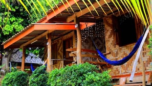 A modern bungalow with a fan, wooden structure, and a hammock. - Asama Bungalow (Ko Lanta)