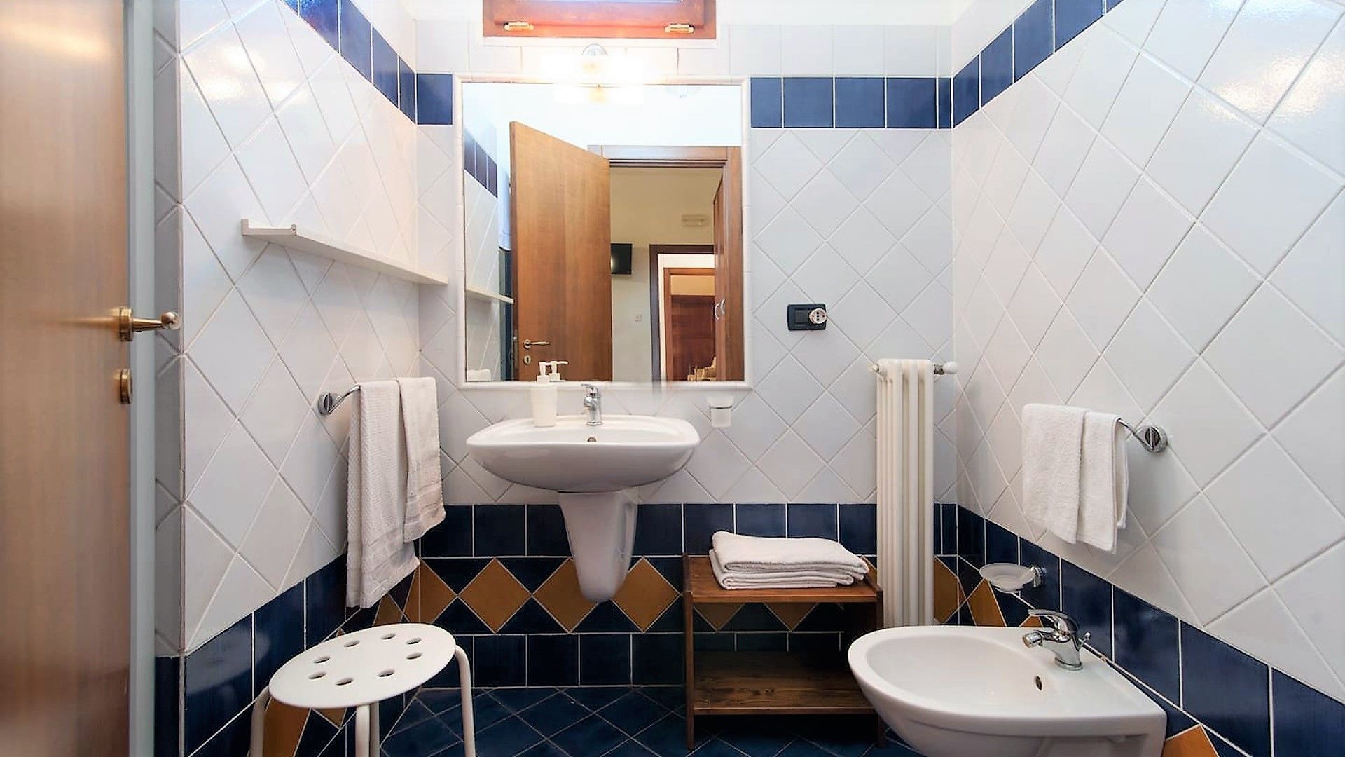 Ein Badezimmer mit Waschbecken, Bidet und Toilette.