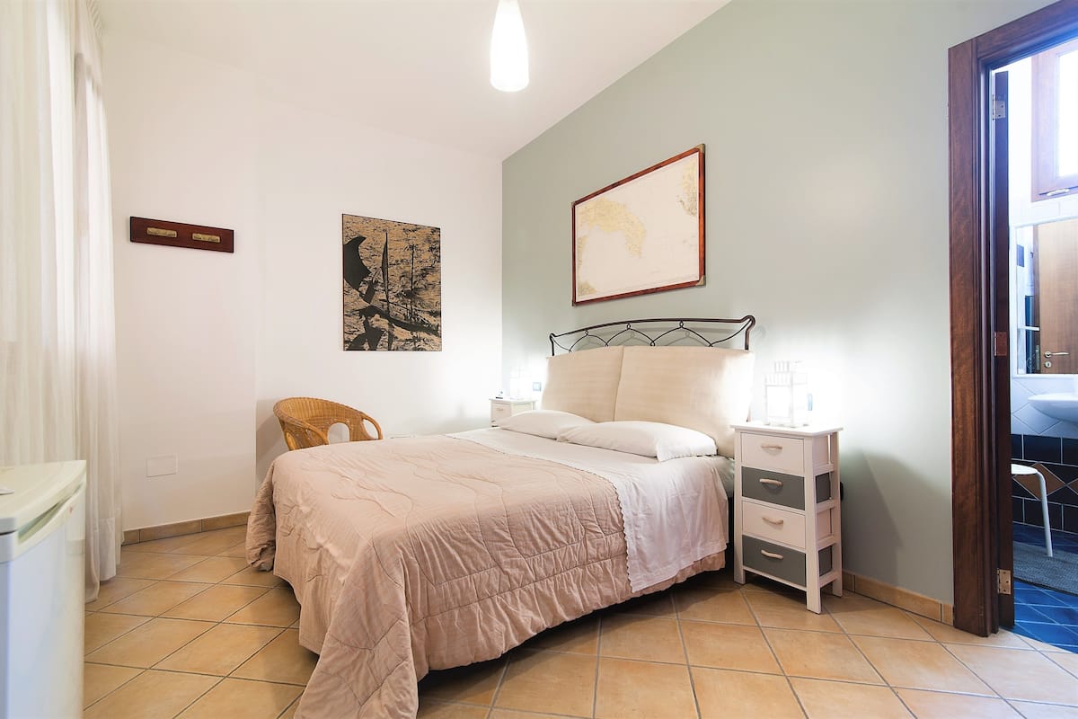 Phòng đôi dành cho gia đình | Bàn, khu vực làm việc phù hợp cho laptop, màn/rèm cản sáng