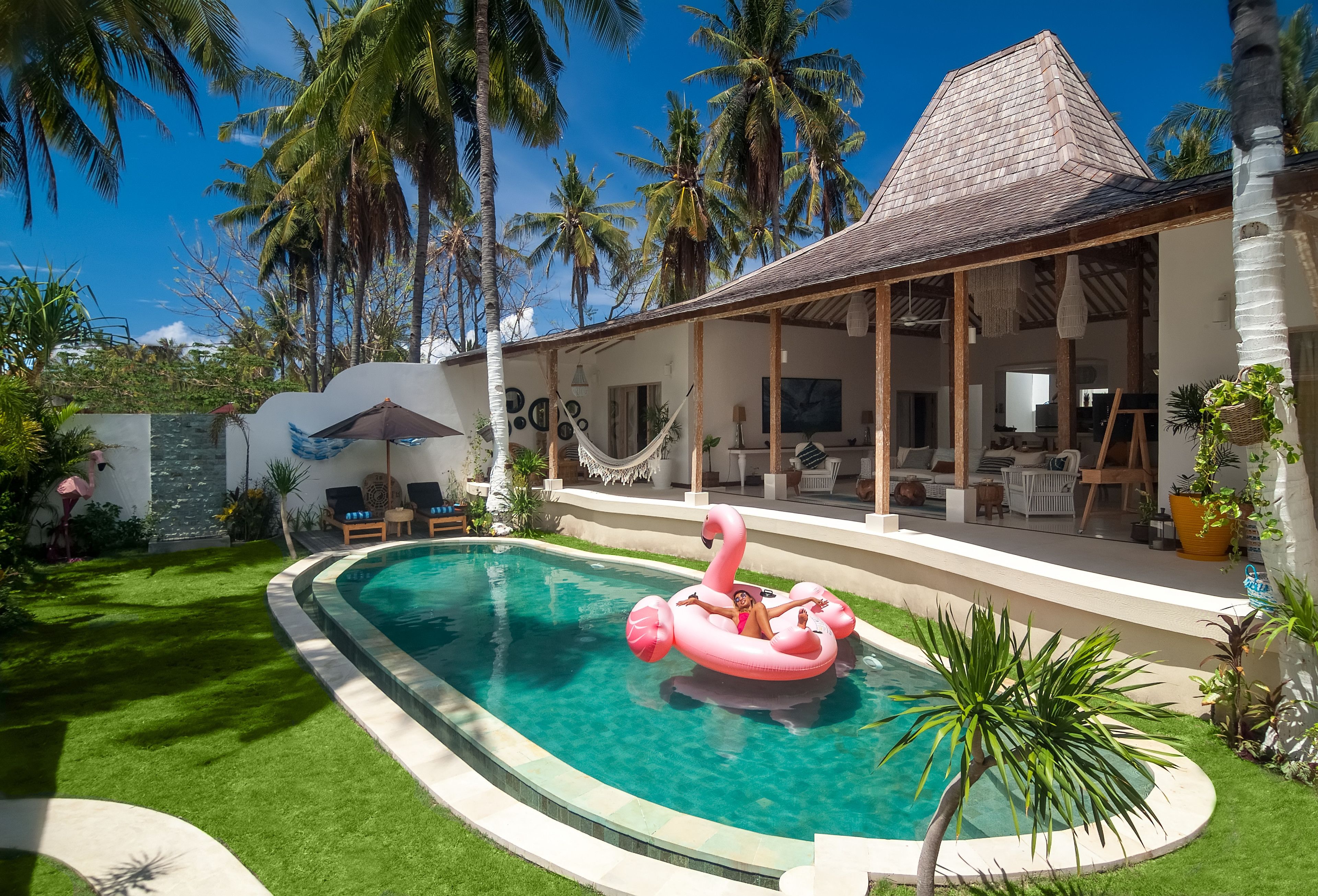 Außenpool, Sonnenschirme, Liegestühle