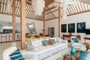 デラックス ヴィラ 4 ベッドルーム | リビング エリア