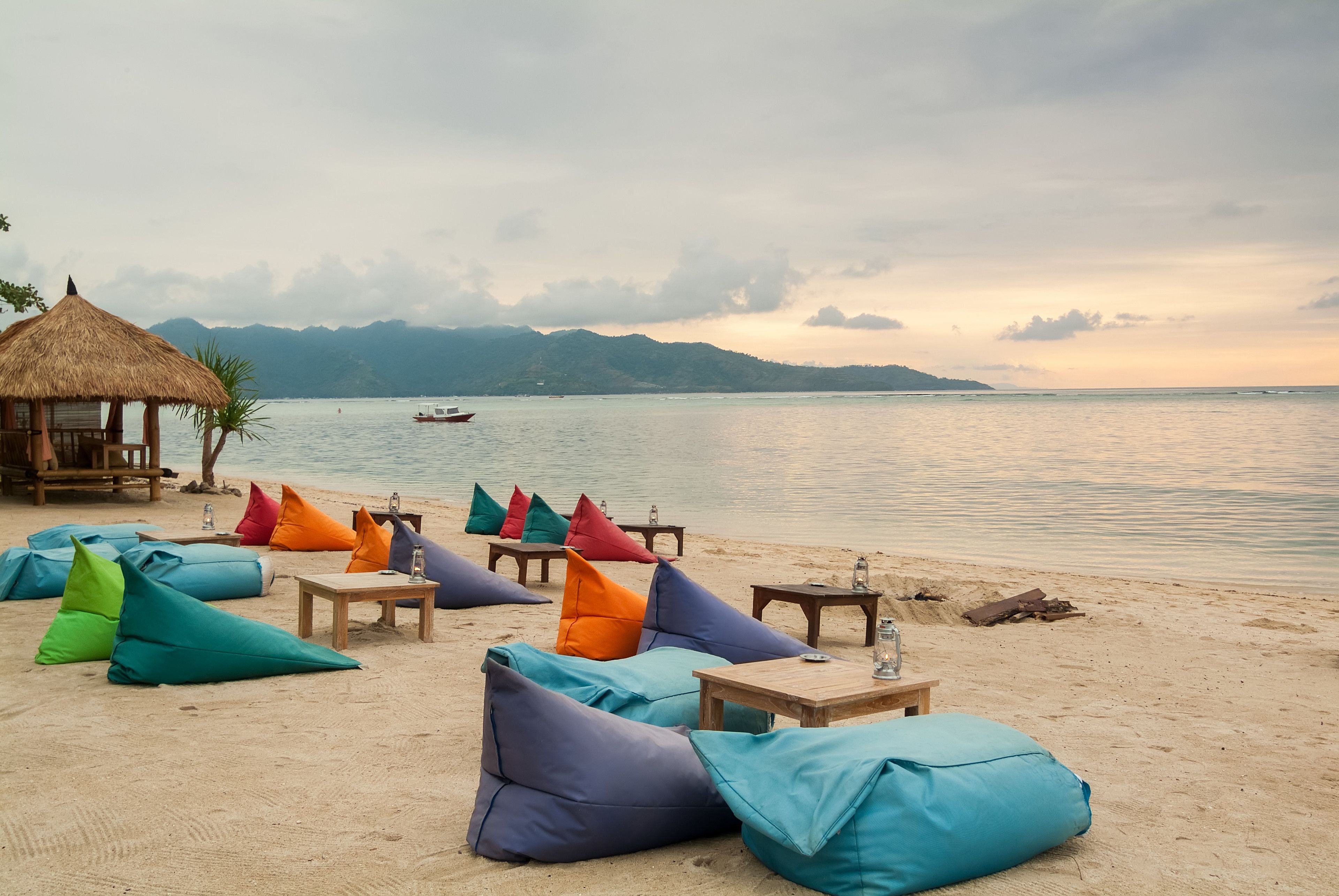 Nær stranden og hvit sand