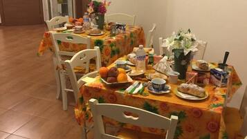 Petit déjeuner composé de spécialités régionales (8 EUR par personne)