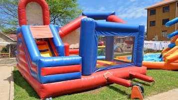 Zona de jocs infantil: a l'aire lliure