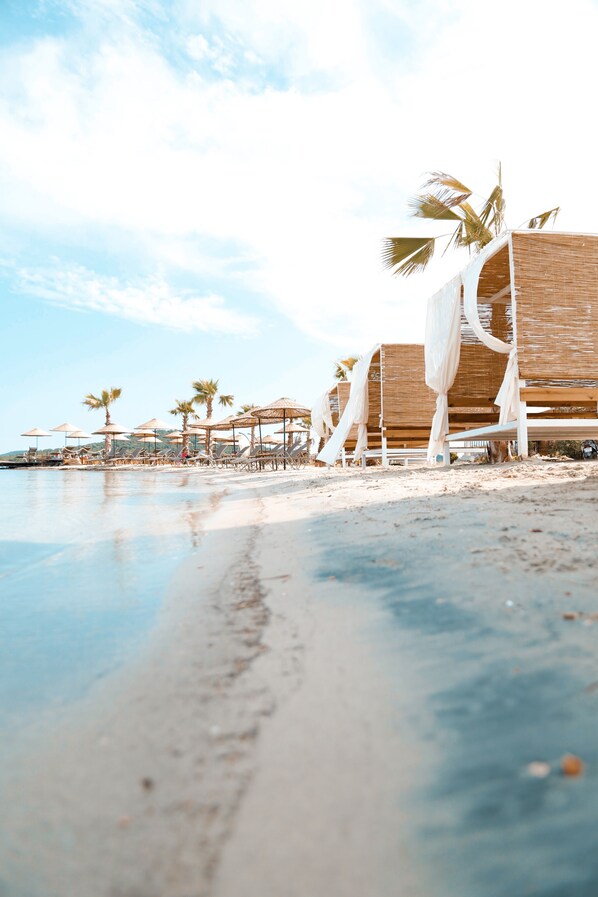 Yksityinen ranta, maksullisia cabañoita, aurinkotuoleja, aurinkovarjoja