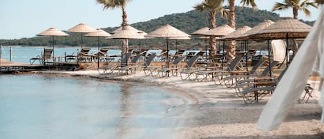 Spiaggia privata, cabine (a pagamento), lettini da mare, ombrelloni