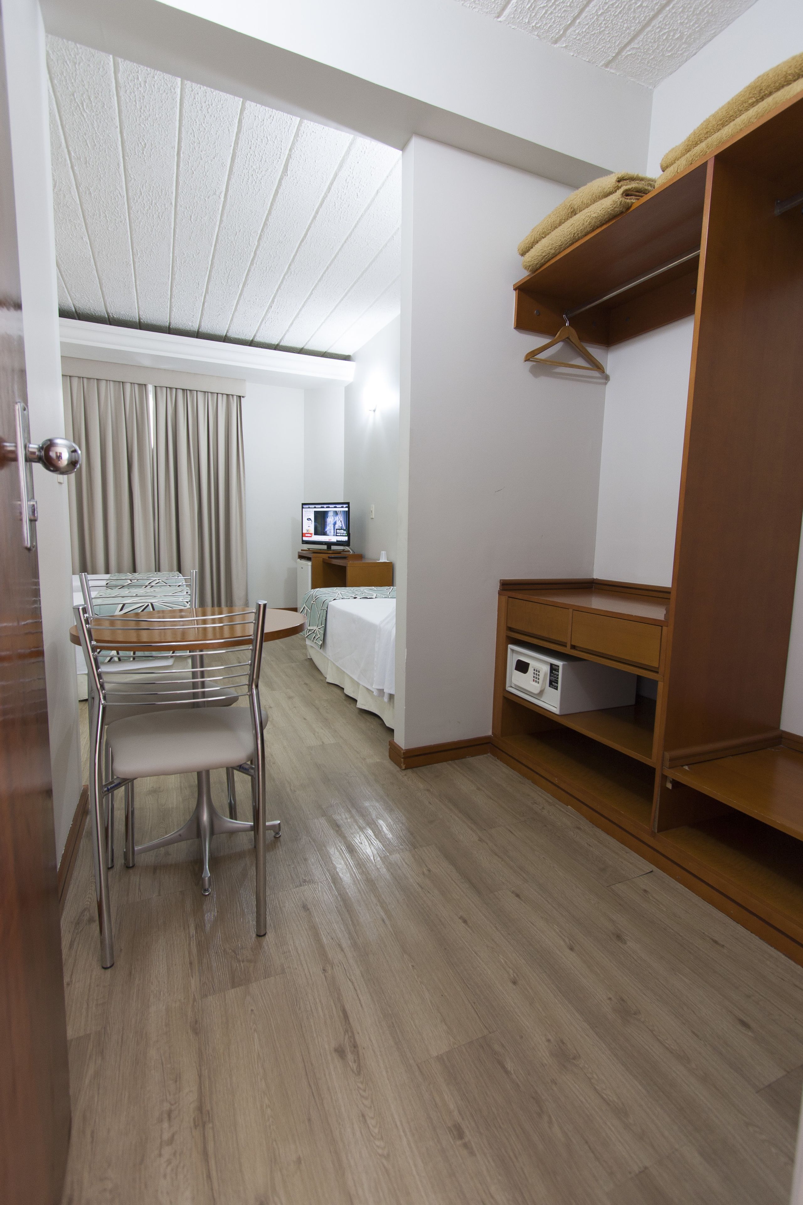 quarto familia superior | minibar, in-room safe, desk, blackout curtains