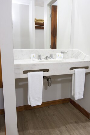 Shower, free toiletries, towels - Di Giulio Hotel (São José dos Campos)
