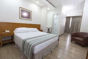 Dobbeltrom – superior | Minibar, safe på rommet, skrivebord og blendingsgardiner