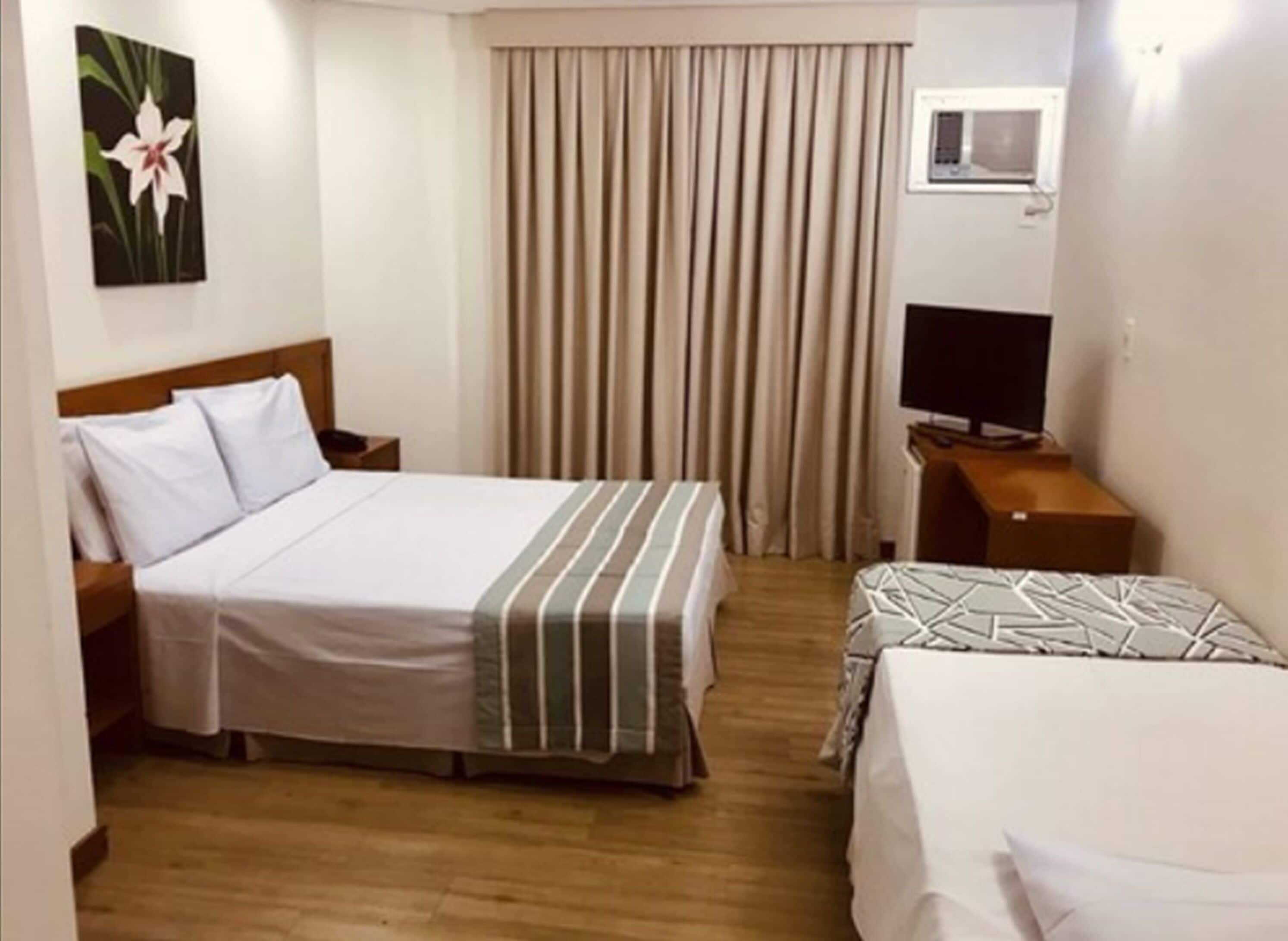 quarto familia superior | minibar, in-room safe, desk, blackout curtains