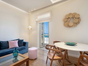 Apartamento de diseño, 2 habitaciones (Miletus) | Zona de estar | Televisión LED de 37 pulgadas con canales por satélite, una televisión
