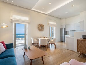 Apartamento de diseño, 2 habitaciones (Idomeneus) | Zona de estar | Televisión LED de 37 pulgadas con canales por satélite, una televisión