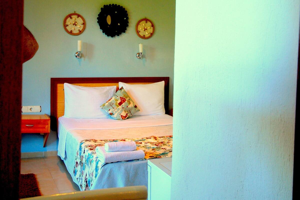 Desk, free cots/infant beds, free WiFi