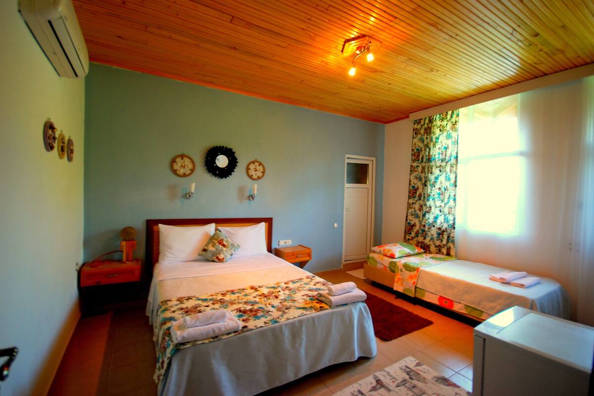 Desk, free cots/infant beds, free WiFi
