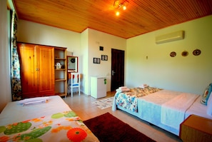 Desk, free cots/infant beds, free WiFi