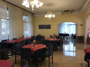 Lunch and dinner served