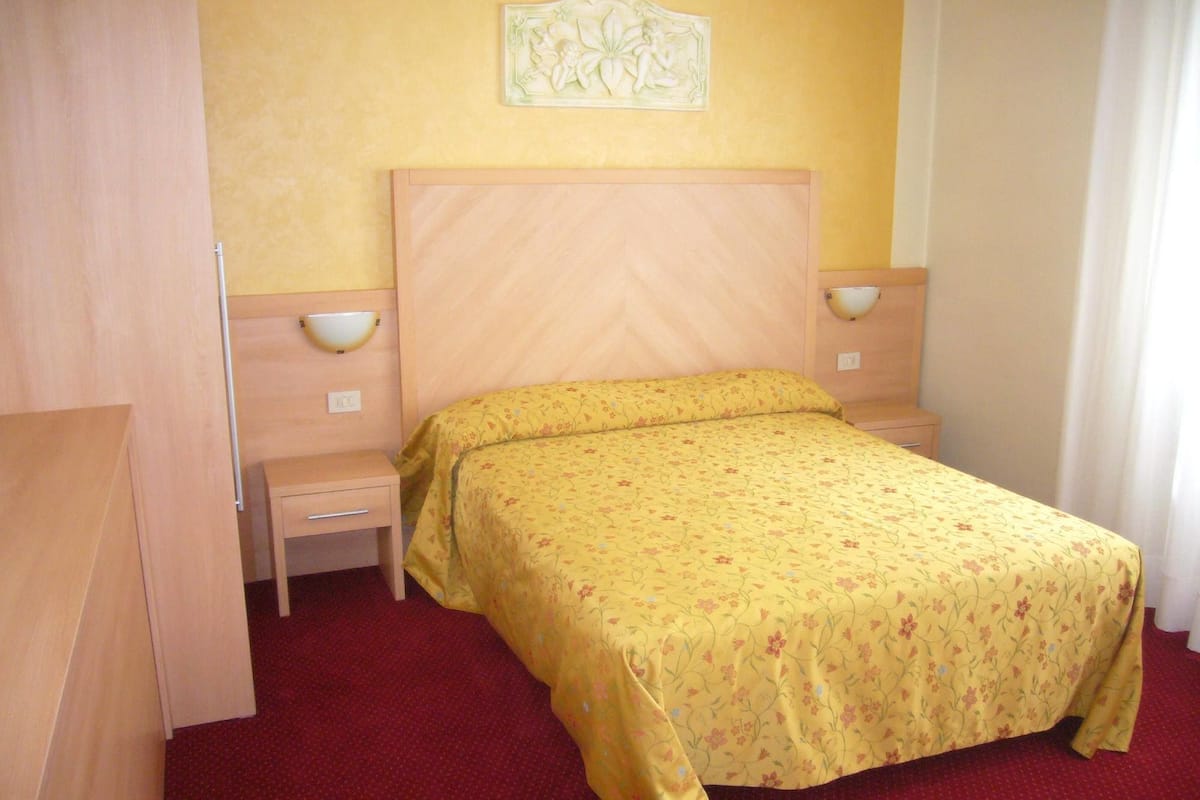 Classic Double or Twin Room | In-room safe, cribs/infant beds, free WiFi, bed sheets