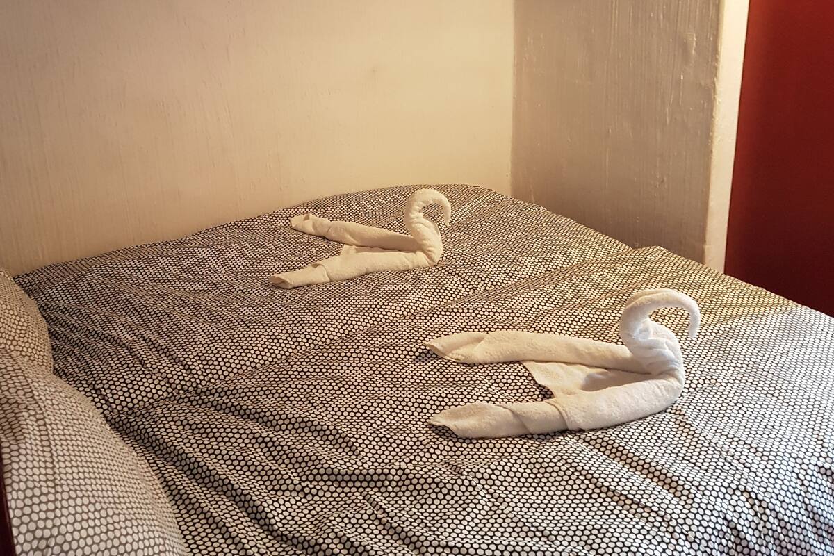 Chambre avec lits jumeaux | Bureau, rideaux occultants, Wi-Fi gratuit, draps fournis