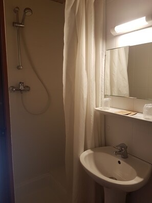 Tweepersoonskamer | Badkamer | Een douche, gratis toiletartikelen, handdoeken