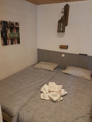 Twin kamer | Een bureau, verduisterende gordijnen, gratis wifi, beddengoed