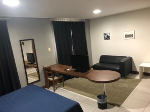 Minibar, caja de seguridad en la habitación y escritorio 