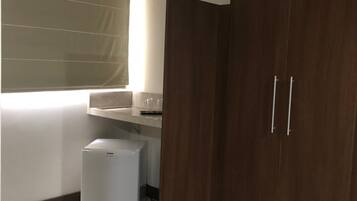 Shower, rainfall showerhead, free toiletries, hair dryer