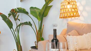 Dúplex básico | Caja de seguridad en la habitación y decoración personalizada