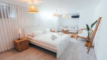 Dúplex básico | Área de sala de estar | Smart TV y chimenea