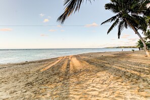 På stranden og hvit sand
