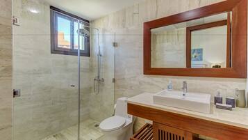 Apartemen Superior, 3 kamar tidur, pemandangan kebun, area taman | Kamar mandi | Shower, perlengkapan mandi gratis, dan handuk