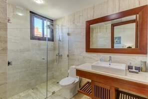 Superior Apartment, 3 Bedrooms, Garden View, Garden Area | Bathroom | Shower, free toiletries, towels - El Portillo Beach (Las Terrenas)