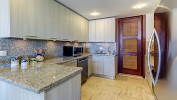 Apartemen Superior, 3 kamar tidur, pemandangan kebun, area taman | Dapur pribadi | Lemari es besar, microwave, oven, dan kompor