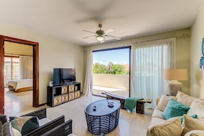 Apartamento superior, 3 habitaciones, vistas al jardín, en la zona del jardín | Zona de estar | Una televisión de pantalla plana
