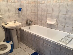 Habitación doble estándar | Baño | Tina profunda, amenidades de baño gratuitas, toallas, jabón 