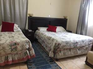 Standard Twin Room | Desk, free WiFi, bed sheets - Roysam Lodge (Livingstone)
