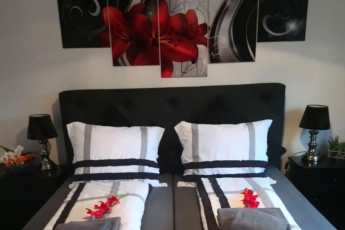 Double Room, Shared Bathroom | WiFi (free), bed sheets