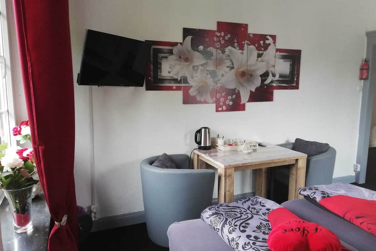 Double Room, Shared Bathroom | WiFi (free), bed sheets