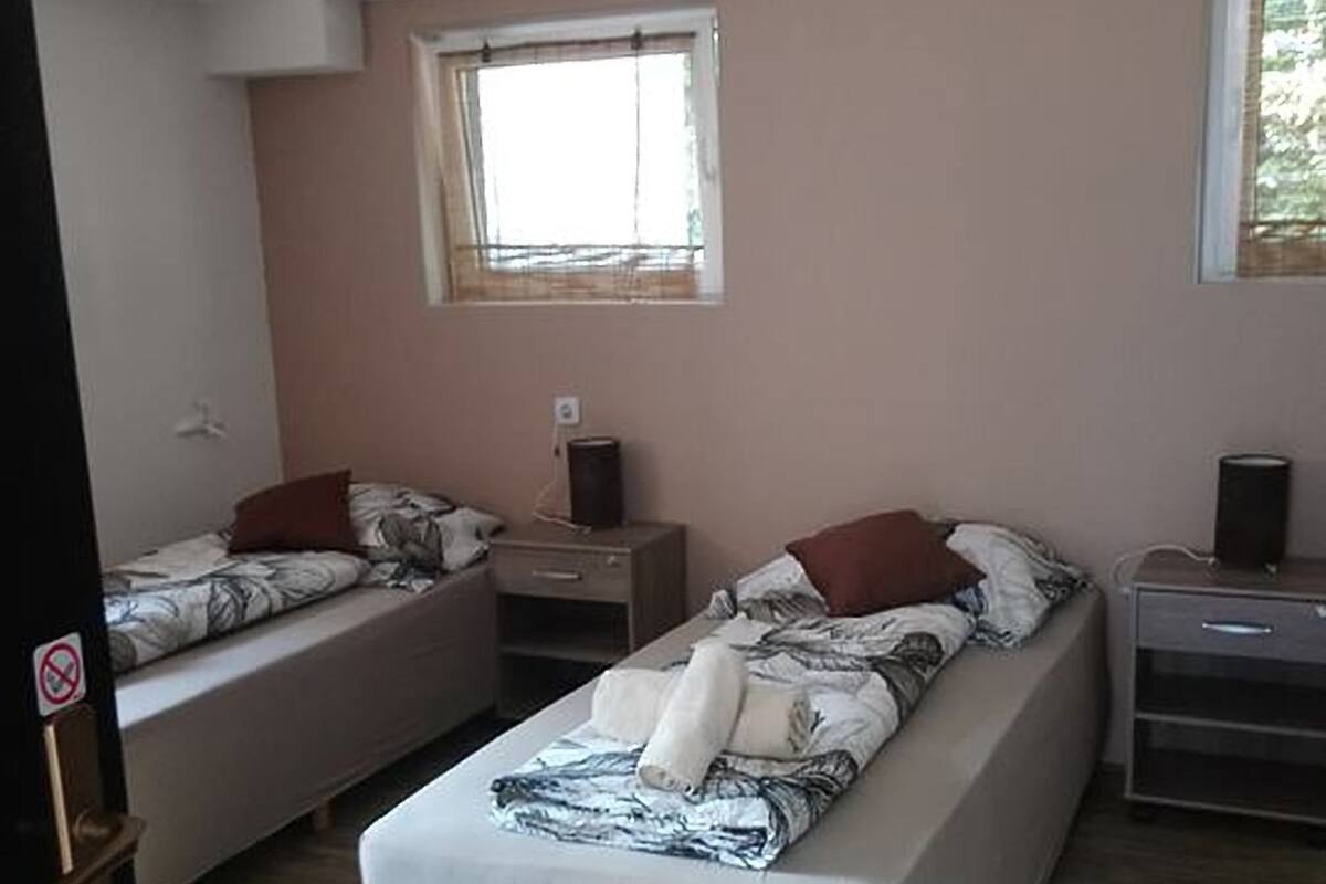 Comfort Double Room, 2 Twin Beds, Private Bathroom | Free WiFi, bed sheets