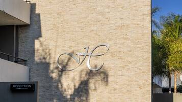 A reception sign on a building with a bicycle symbol on the wall.