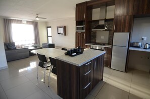 Frigorífico, horno, placa de cocina y hervidor eléctrico