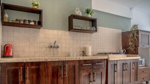 Standard-Apartment, 3 Schlafzimmer | Eigene Küche | Wasserkocher mit Kaffee-/Teezubehör, großer Kühlschrank, Mikrowelle