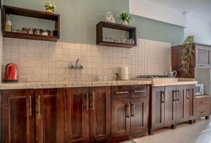 Standard-huoneisto, 3 makuuhuonetta | Yksityinen keittiö | Täysikokoinen jääkaappi, mikroaaltouuni, liesi, kahvin-/teenkeitin