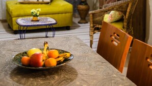 Standard-Apartment, 3 Schlafzimmer | Wohnbereich | Flachbildfernseher