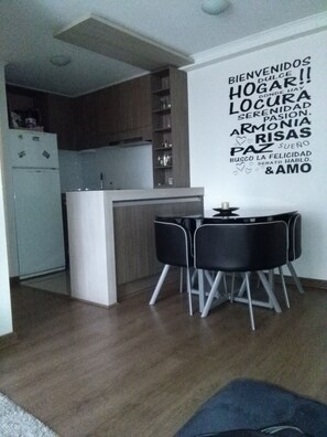 Apartamento, 2 habitaciones | Cocina privada | Frigorífico, horno, placa de cocina y hervidor eléctrico