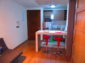 Frigorífico, horno, placa de cocina y hervidor eléctrico